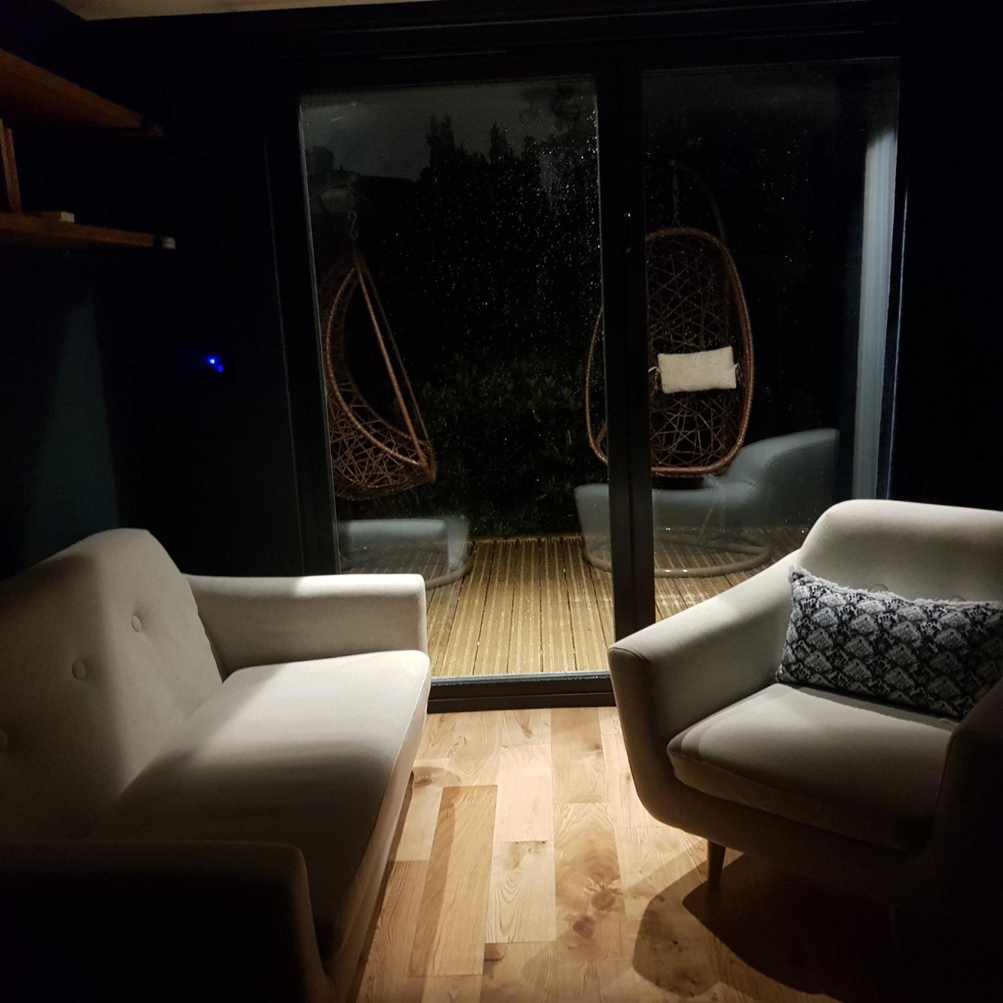 Modern 1-Bed Apartment, Plus Parking, Near Oxford And The Jr ภายนอก รูปภาพ